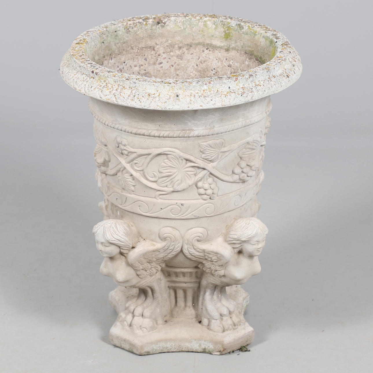 A RECONSTITUTED STONE GARDEN PLANTER.