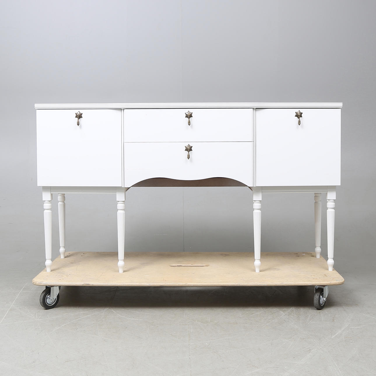 SIDEBORD, vitmålad, Engelsk-stil, 1900-tal.