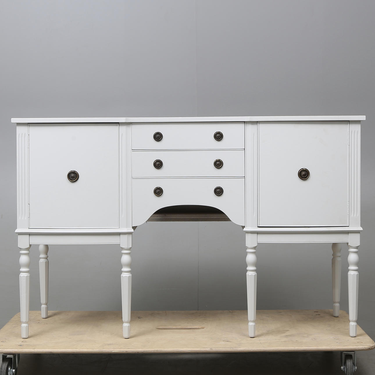 SIDEBORD, vitmålad, Engelsk-stil, 1900-tal.