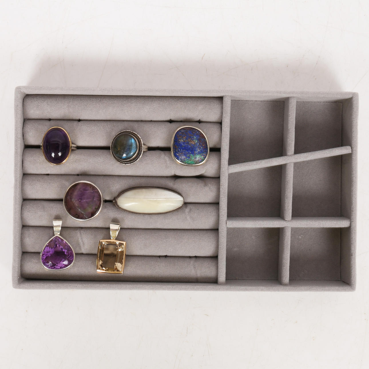 EN SAMLING ÄDELSTENSSMYCKEN.