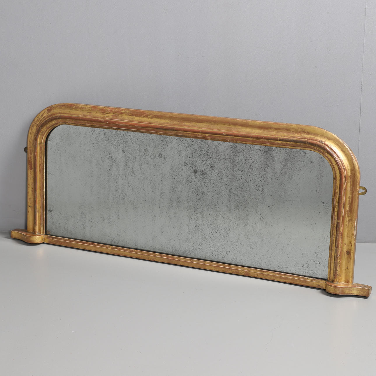 A VICTORIAN GILT FRAMED OVERMANTLE MIRROR.