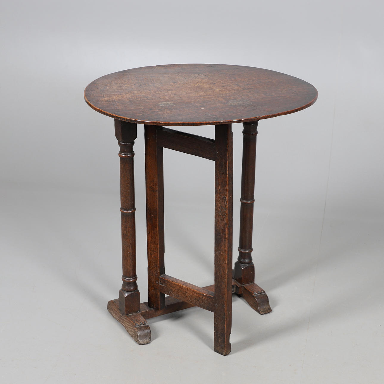 ET ANTIKT EGETRÆSBORD MED VIPPEBORD.