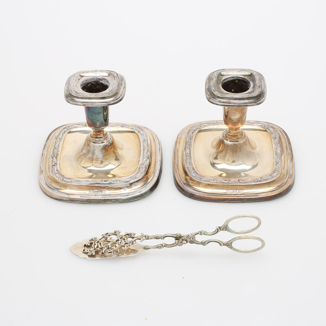 LJUSSTAKAR, ett par samt kaktång, silver, GEWE, C G Hallberg, Stockholm 1955, totalvikt 314 gram.