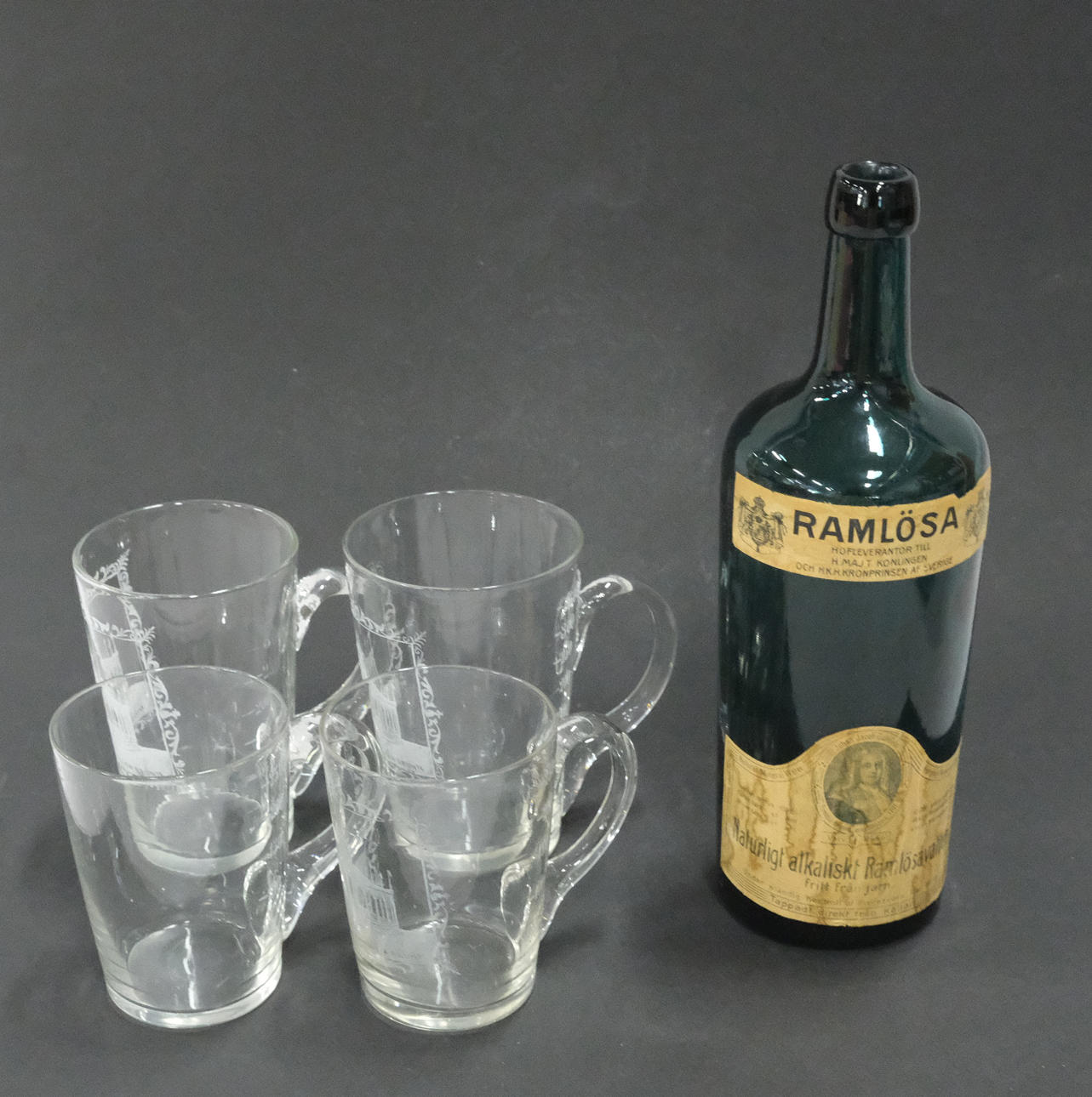 FLASKA SAMT FYRA GLAS, RAMLÖSA.