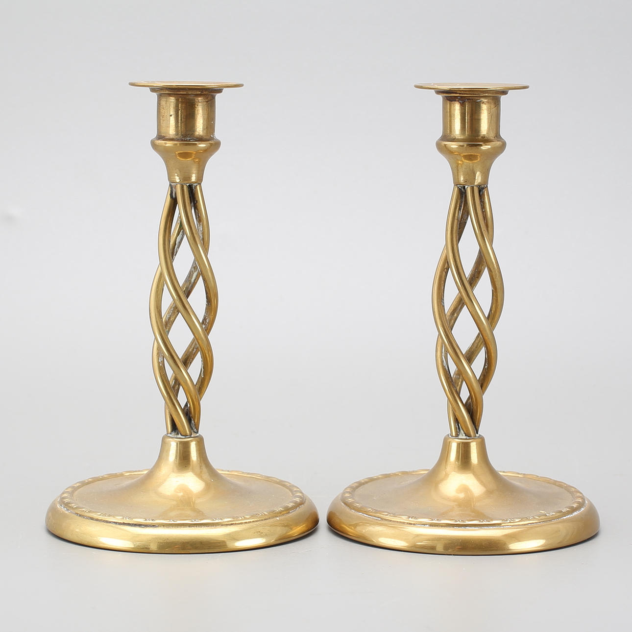 Ljusstakar, ett par, mässing, Oscar Nilsson, Eskilstuna, 1900-tal.