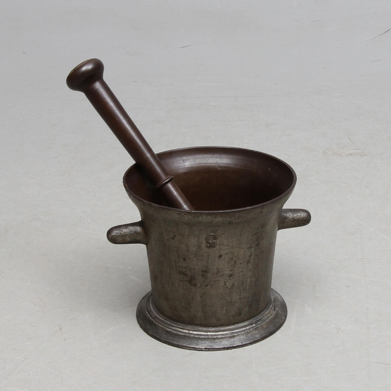 MORTEL, med pistill, brons, trol sk apoteksmortel.