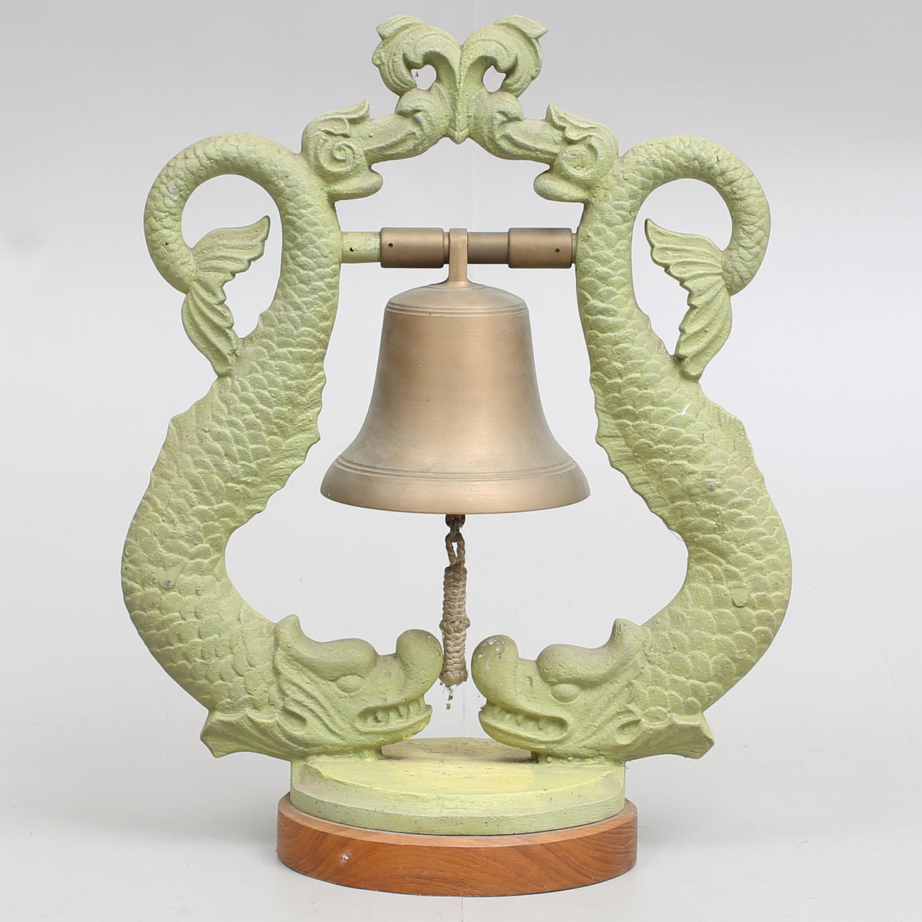 VÄLLINGKLOCKA, malm, på ställning.