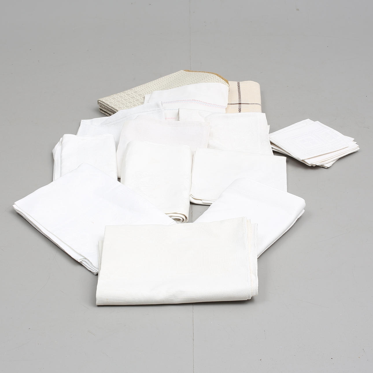 LINNEDUKAR, samt SERVETTER, 18 st, 1900-tal.