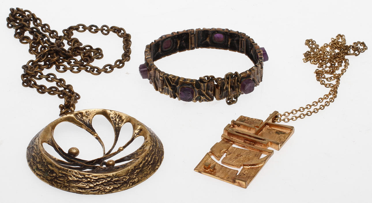 HALSBAND, två stycken samt ARMBAND, brons, Finland, bla Pentti Sarpaneva.