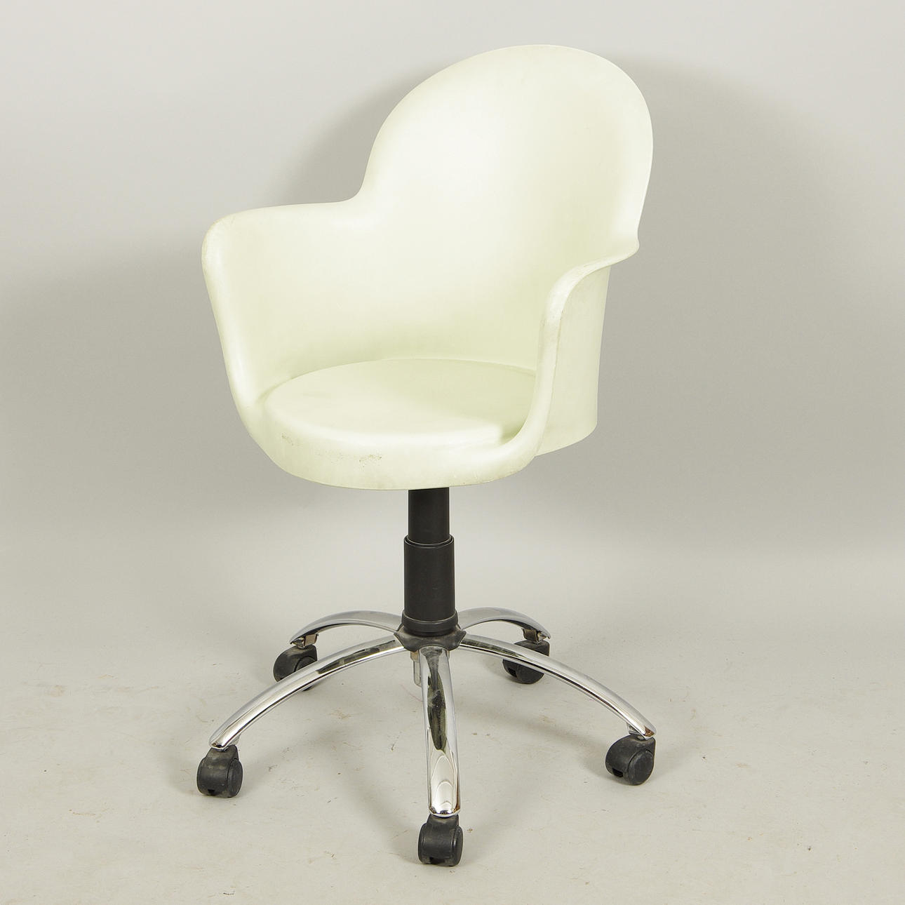 SKRIVBORDSSTOL, "Gogò Twist", Marcello Zilani, Sintesi.