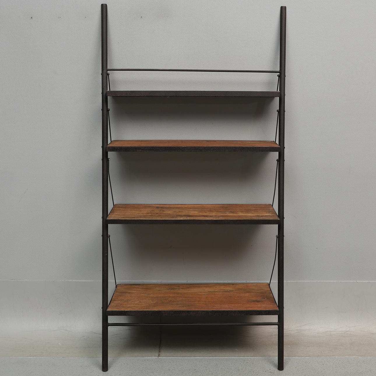 STEGHYLLA, trä & järn, samtida.