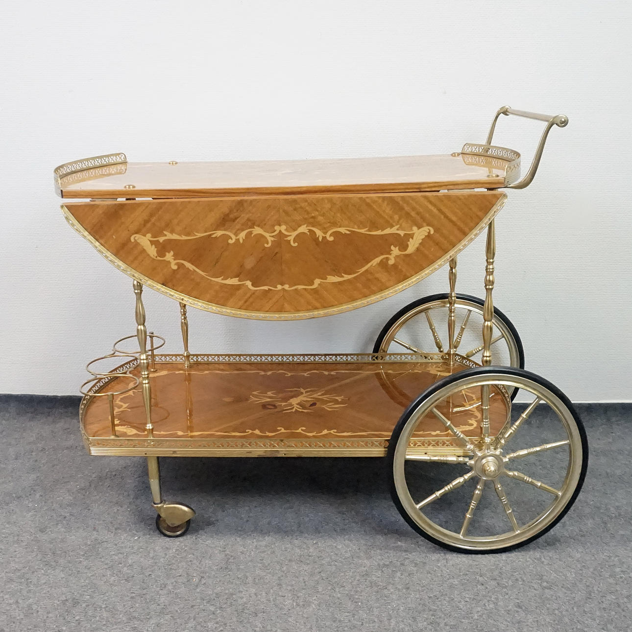 SERVERINGSVOGN/BARVOGN, træ/metal, med to klapper.