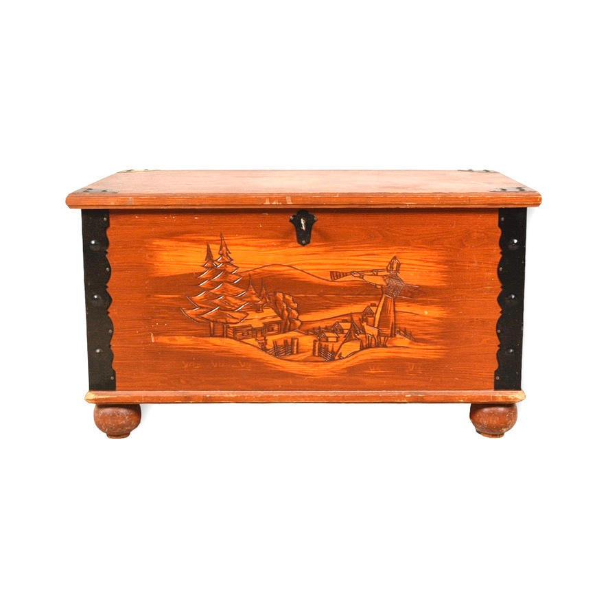 Eine Holztruhe, 20. Jahrhundert.