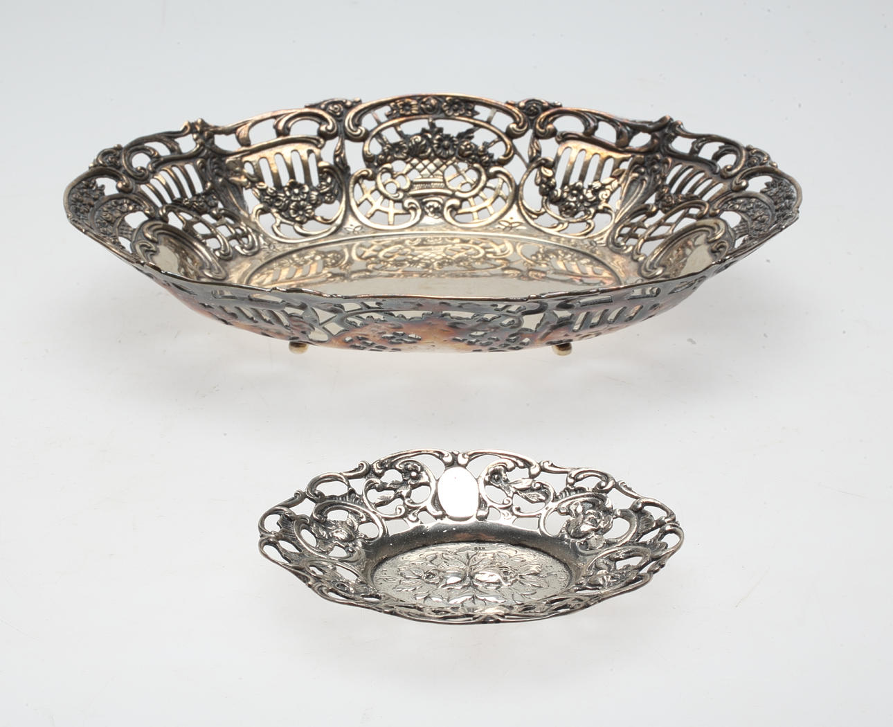 SILVERFAT, GENOMBRUTEN DEKOR, 2 st, silver, bl a Gewe, 1900-tal.