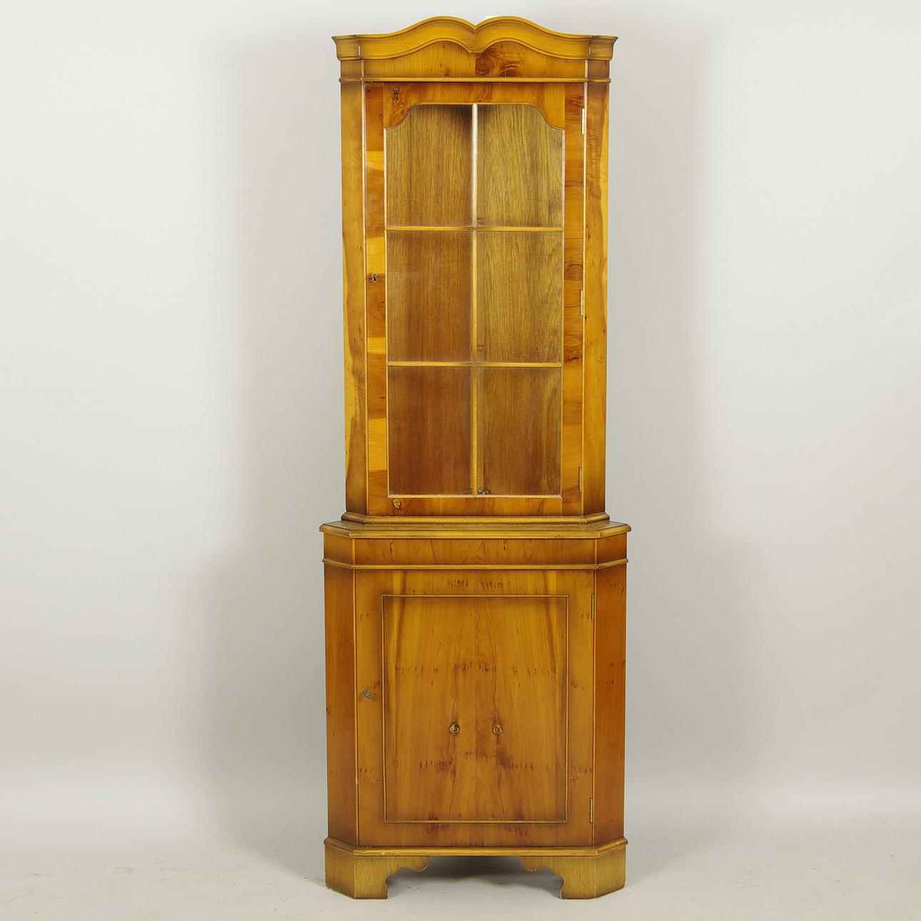 HÖRNSKÅP MED VITRINÖVERDEL, idegran, engelsk stil.