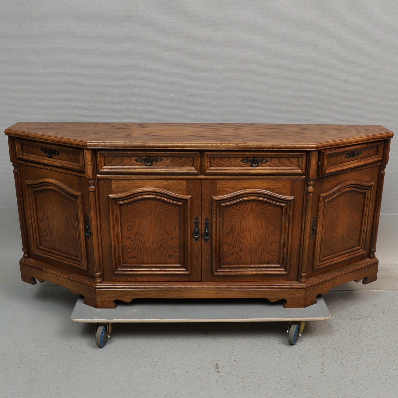 SIDEBOARD, ek, "Carpati", 1900-talets senare hälft.