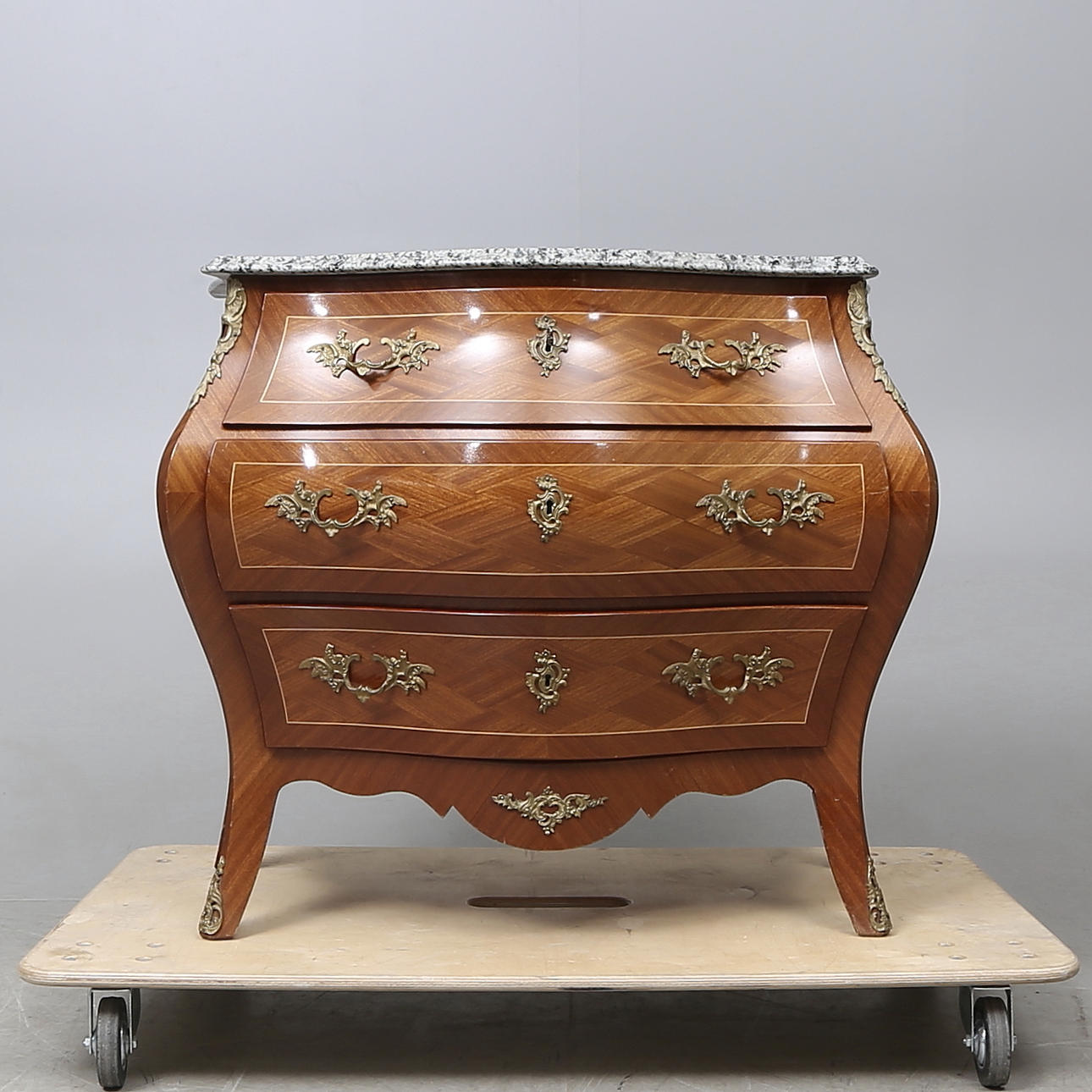 BYRÅ med stenskiva, rokokostil, 1900-tal.