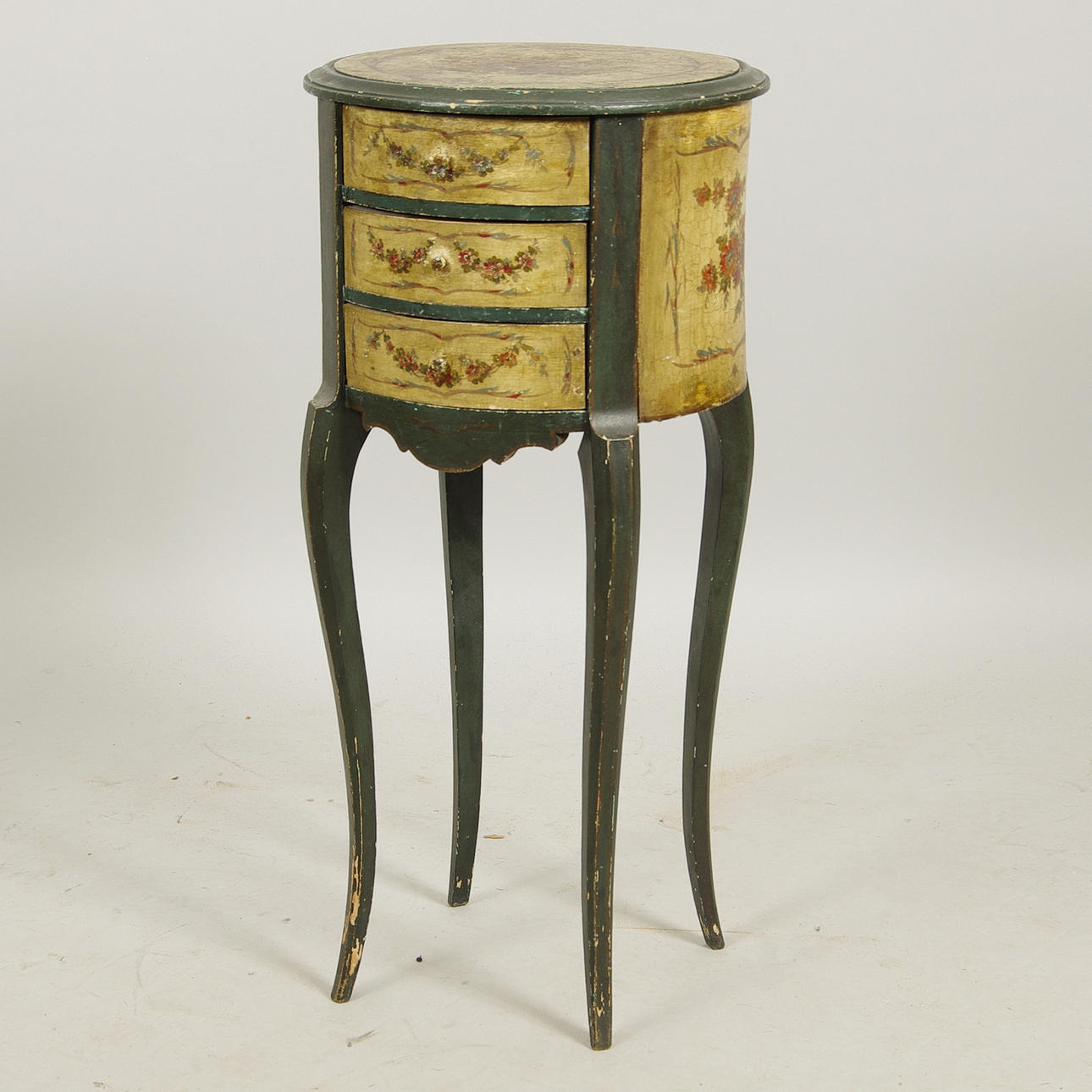 BYRÅ, 3-lådig, dekormålad, rokokostil, 1900-tal.