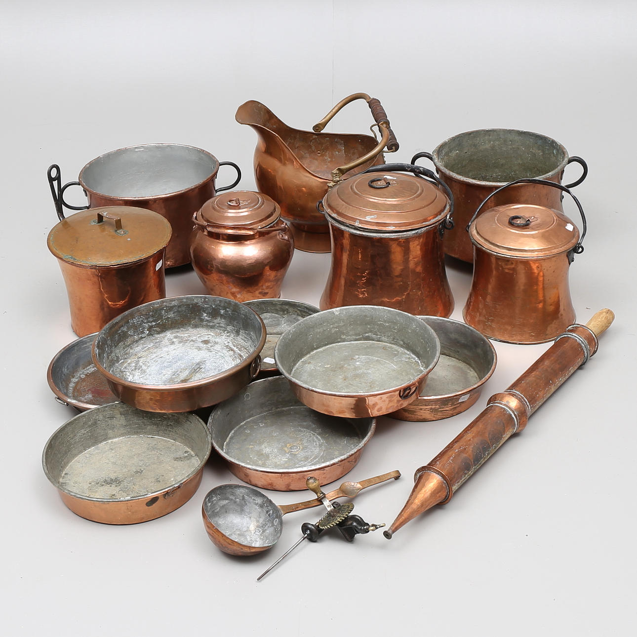 KOPPARFÖREMÅL, 18 st samt ÄPPELSKALARE, And. Mattson Mora.