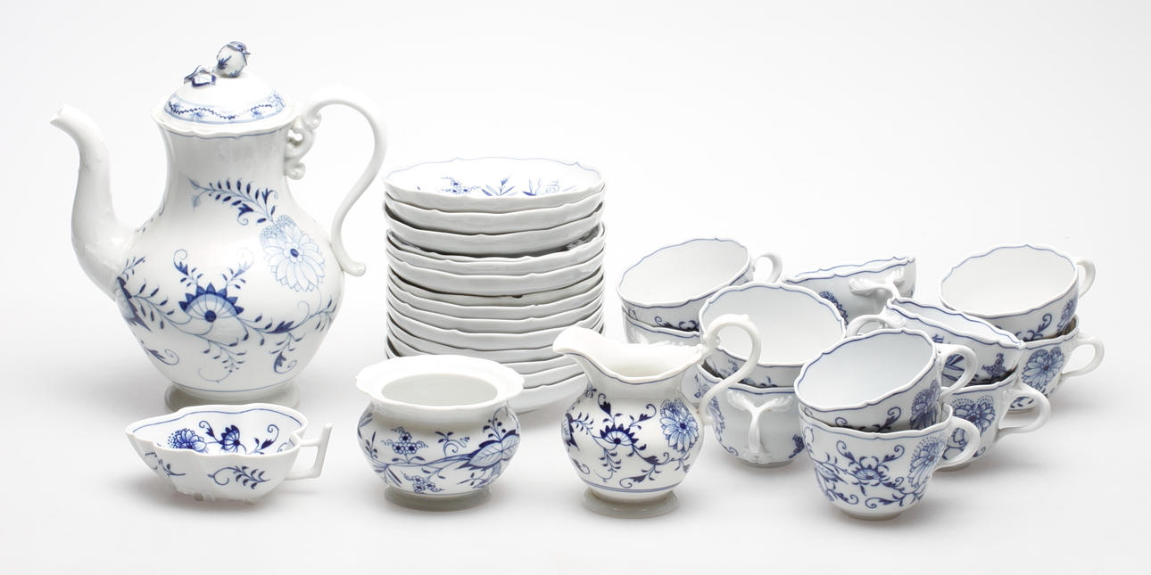 SERVISPORSLIN, 28 delar, porslin, "Lökmönstret", Meissen, Tyskland, 1900-tal.