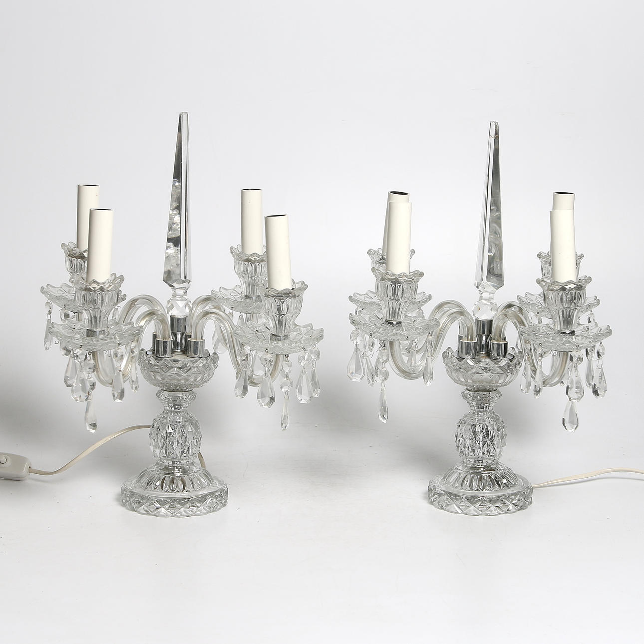 BORDSLAMPOR, ett par, glas, Maria Theresia-stil, 1900-tal.