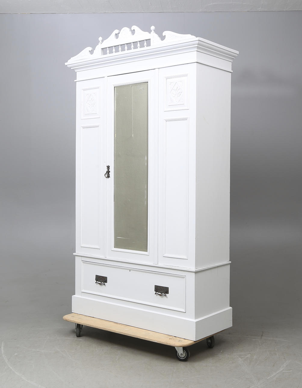 KLÄDSKÅP, vitmålad, Engelsk-stil, 1900-tal.