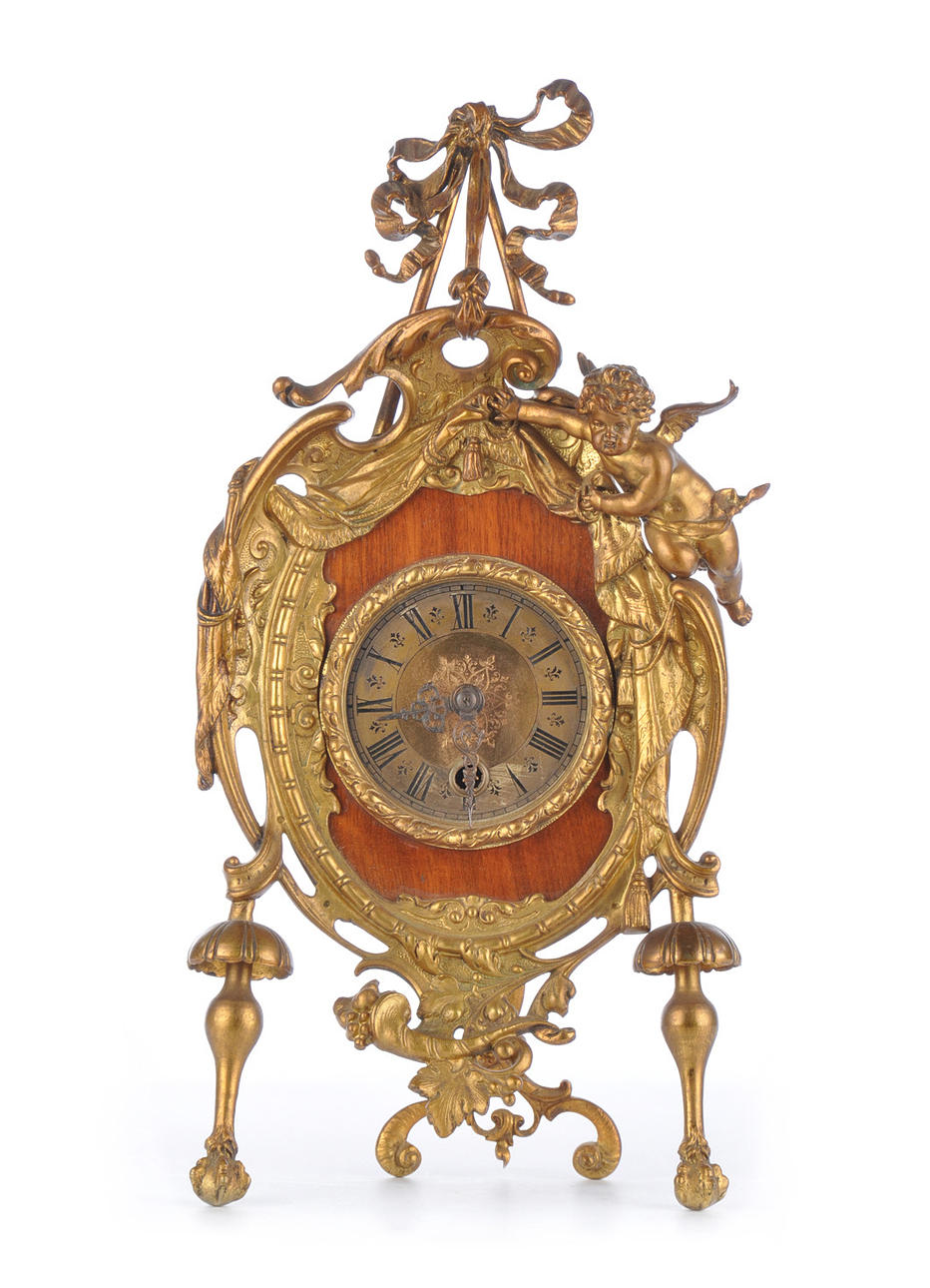 TISCHUHR, LENZKIRCH-WERK. Förgylld ram med ängel, stiliserad gardin och lejonfötter.