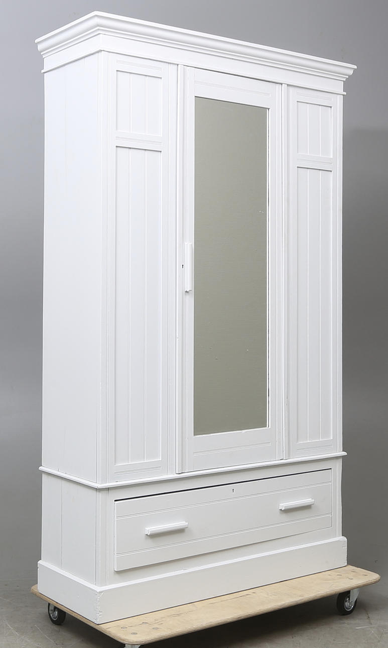 KLÄDSKÅP, vitmålad, Engelsk-stil, 1900-tal.