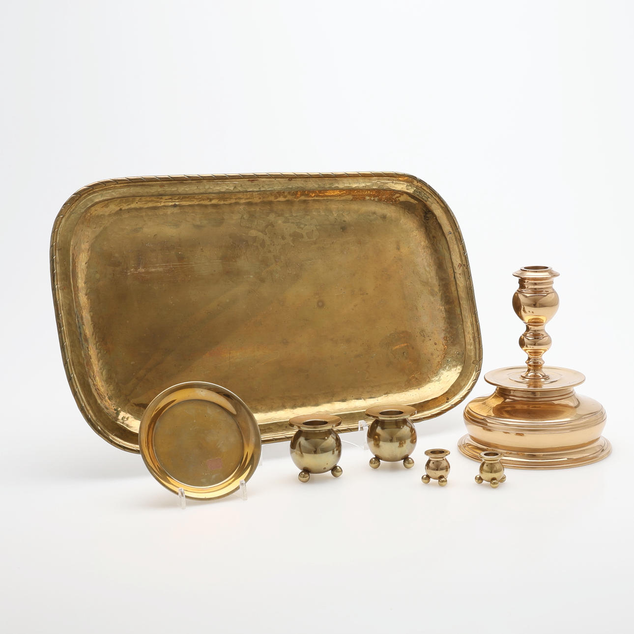 BRASS OBJECTS, 7 PCS, CANDLESTICKS, TRAYS.