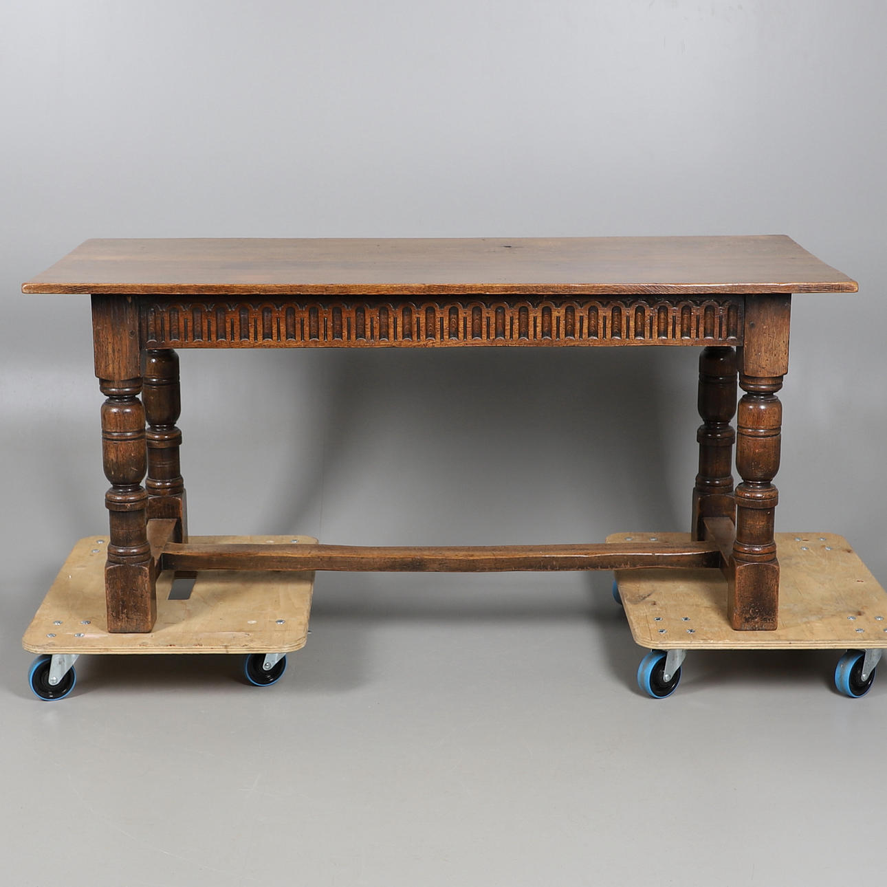 AN OAK SEVENTEENTH CENTURY SERVING TABLE.