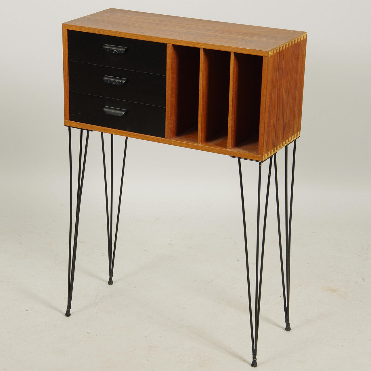 HALLBYRÅ, teak med svärtade lådor och stringunderrede.