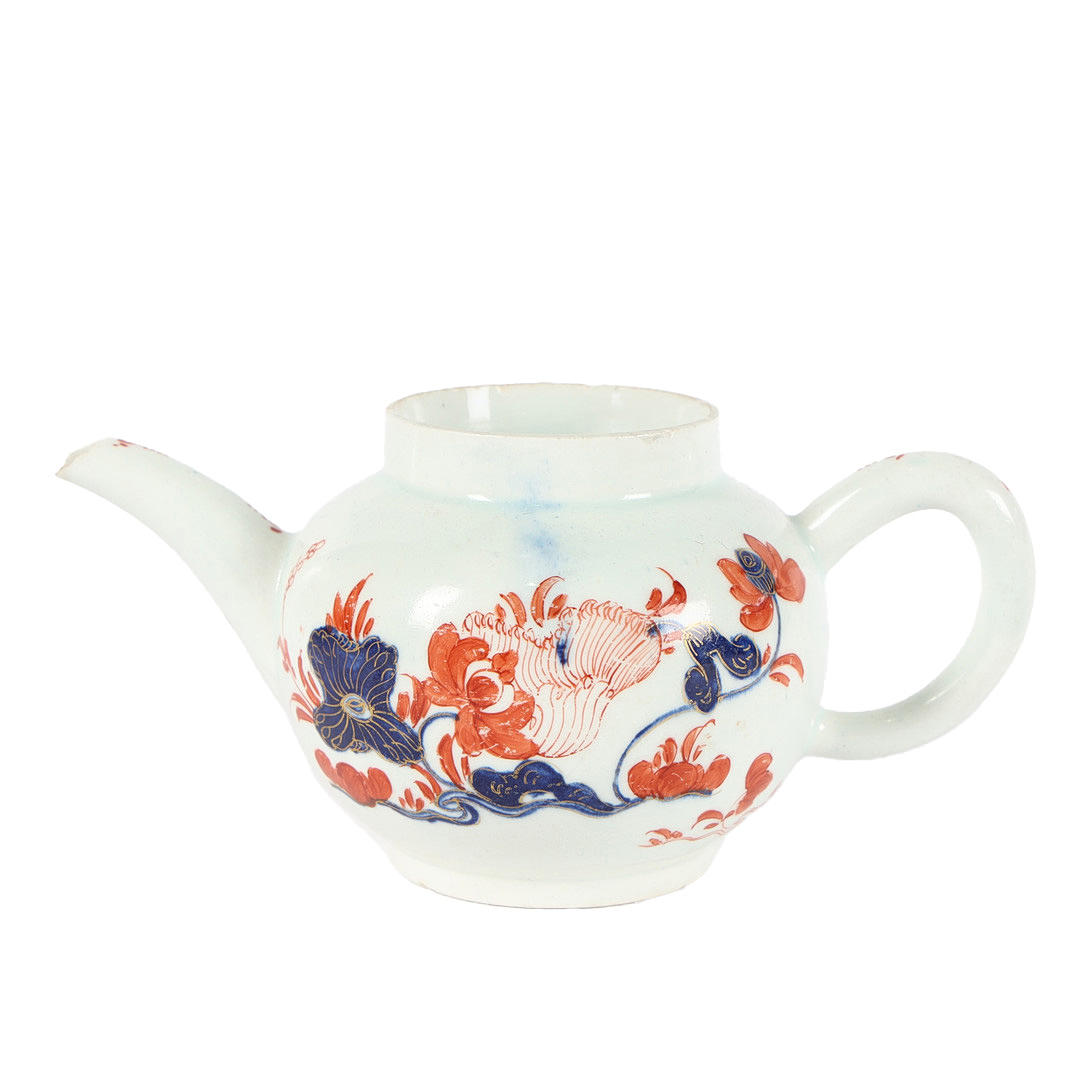 AN 18TH CENTURY BOW PORCELAIN TEAPOT.