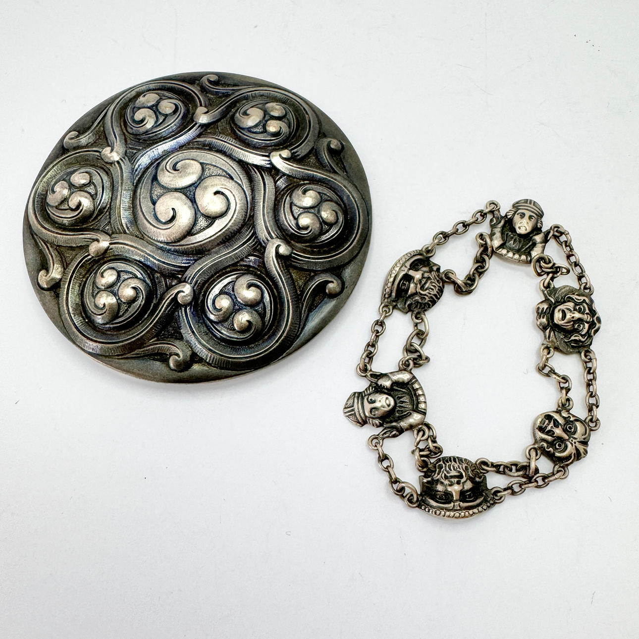 Dräktsmycken. Silver. Norge ca år 1900.