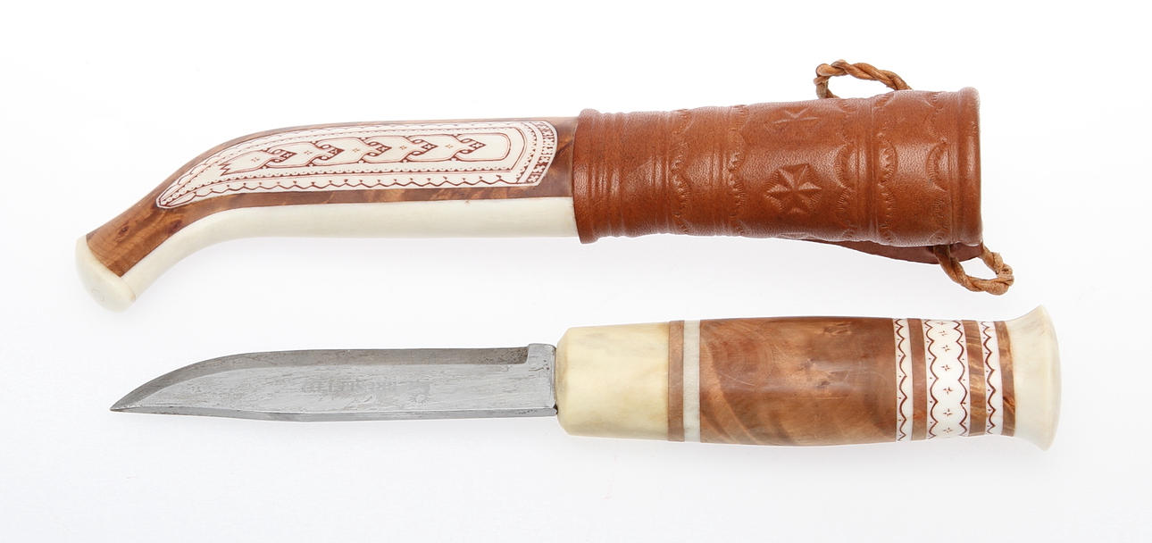 SAMEKNIV, rotträ, läder och graverat renhorn, sign Anders Sunna.