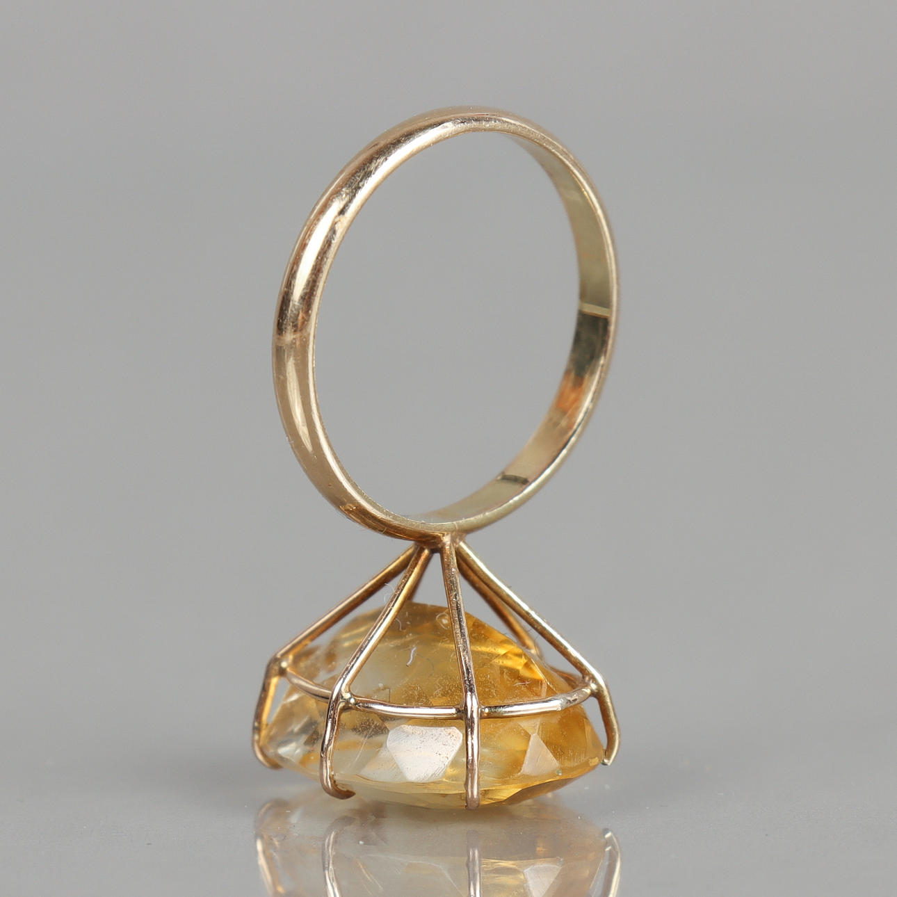 RING 14k guld med stor gul slipad sten.