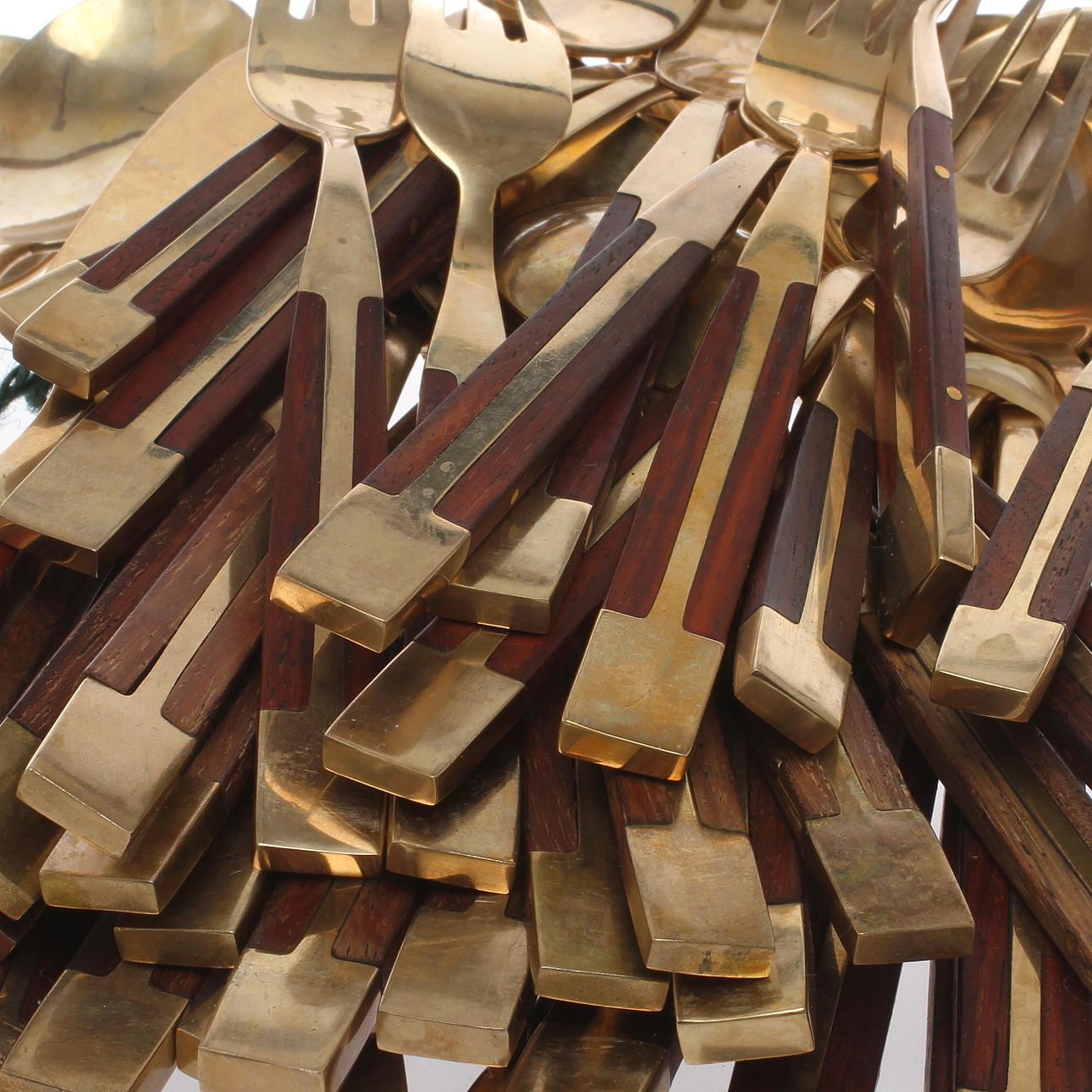 BESTICK, ca 47 delar, trä och mässing, trol Indien, 1900-talets andra hälft.