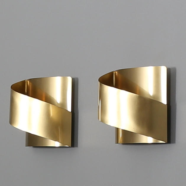 VÄGGLAMPOR i gulmetall, ett par, FLB (Falkenbergs Belysning), 1900-tal.