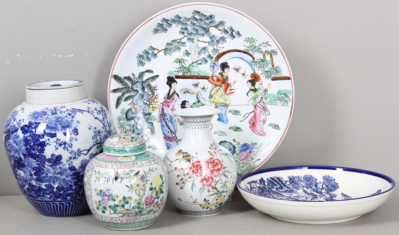 ORIENTALISKA FÖREMÅL, 5 delar, porslin, 1900-2000-tal.