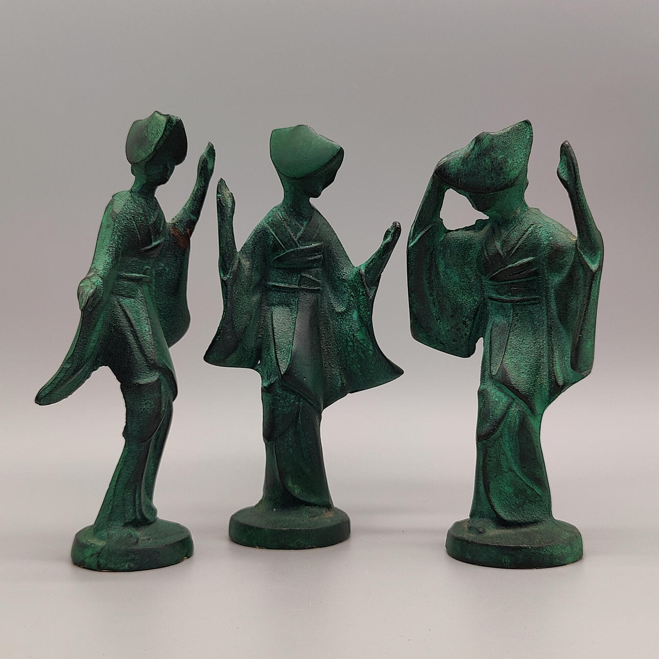 3 FIGURAS DE GEISHAS JAPONESAS DE LATÓN.