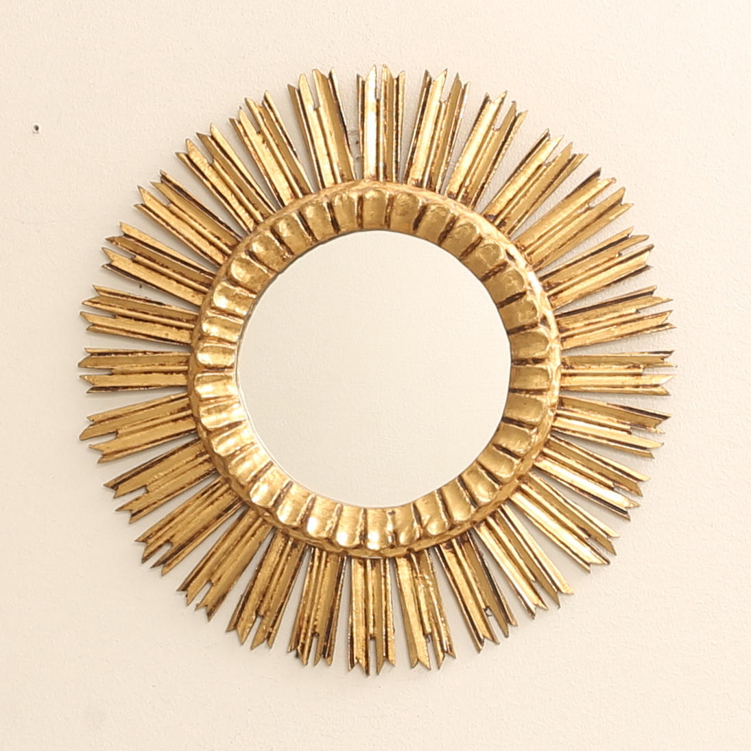 SOLSPEGEL, trä, 1900-talets andra hälft.