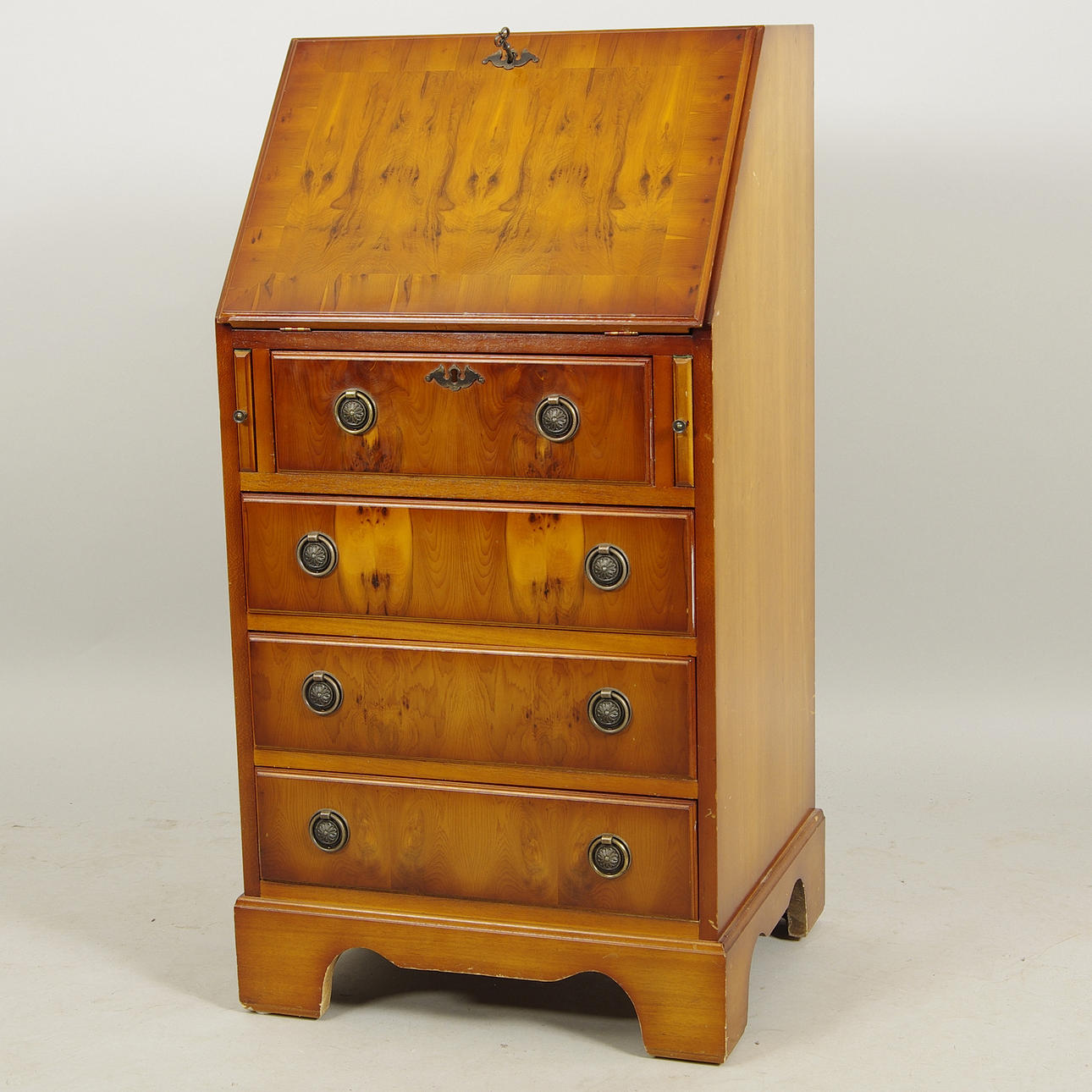 SEKRETÄR, idegran, engelsk stil, 1900-talets andra hälft.