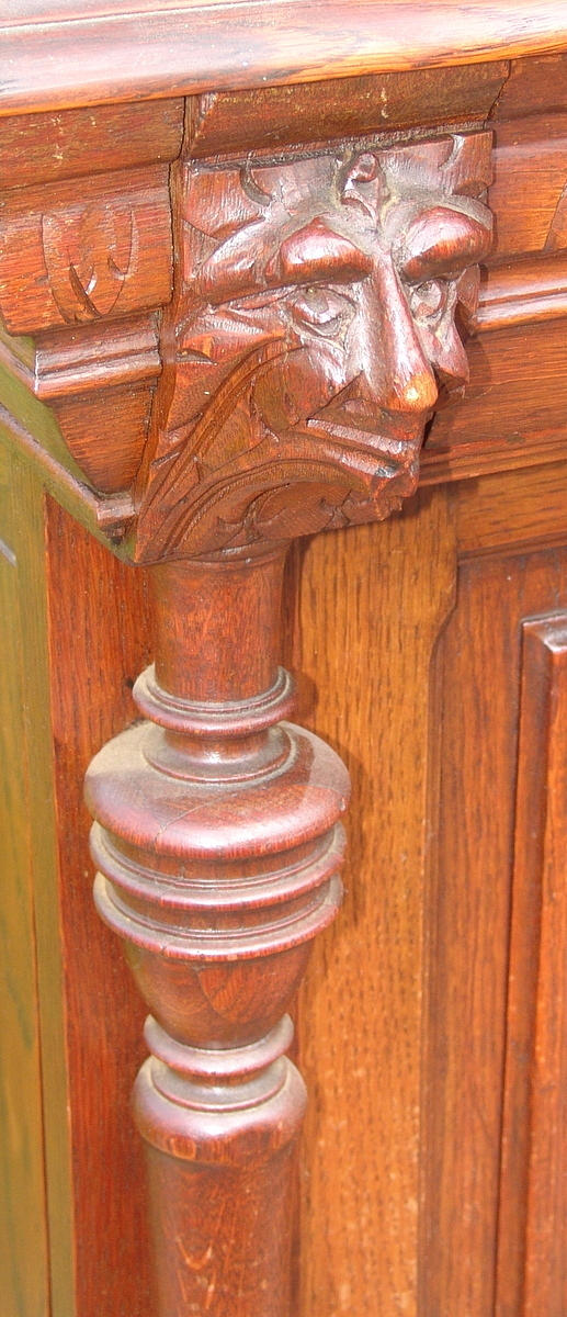 STÅTLIG SKÄNK. Omkring 1890.