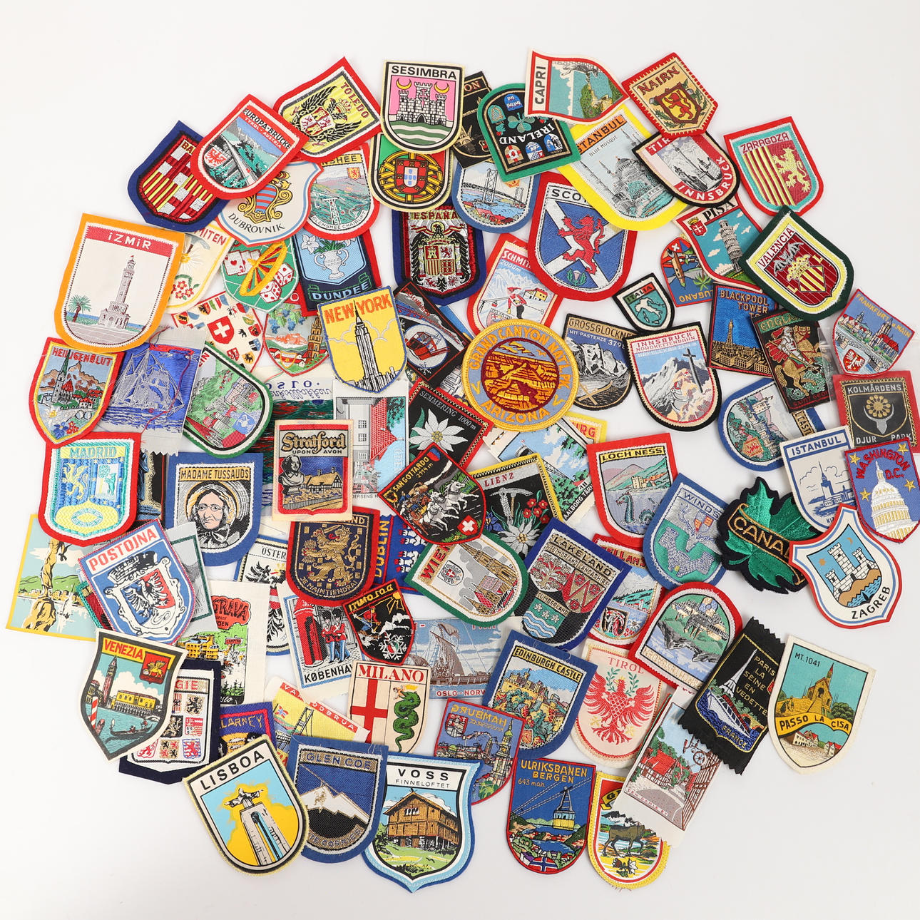 TURISTMÄRKEN, ca 97 stycken, textil, 1900-talets andra hälft.