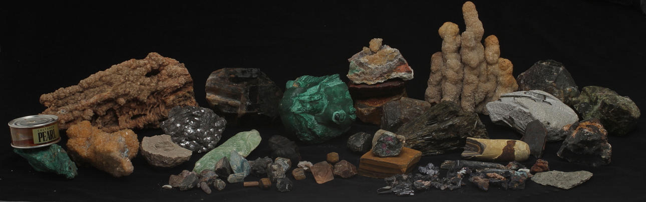 MINERALER, bland annat malakit, tigeröga och stalaktit.