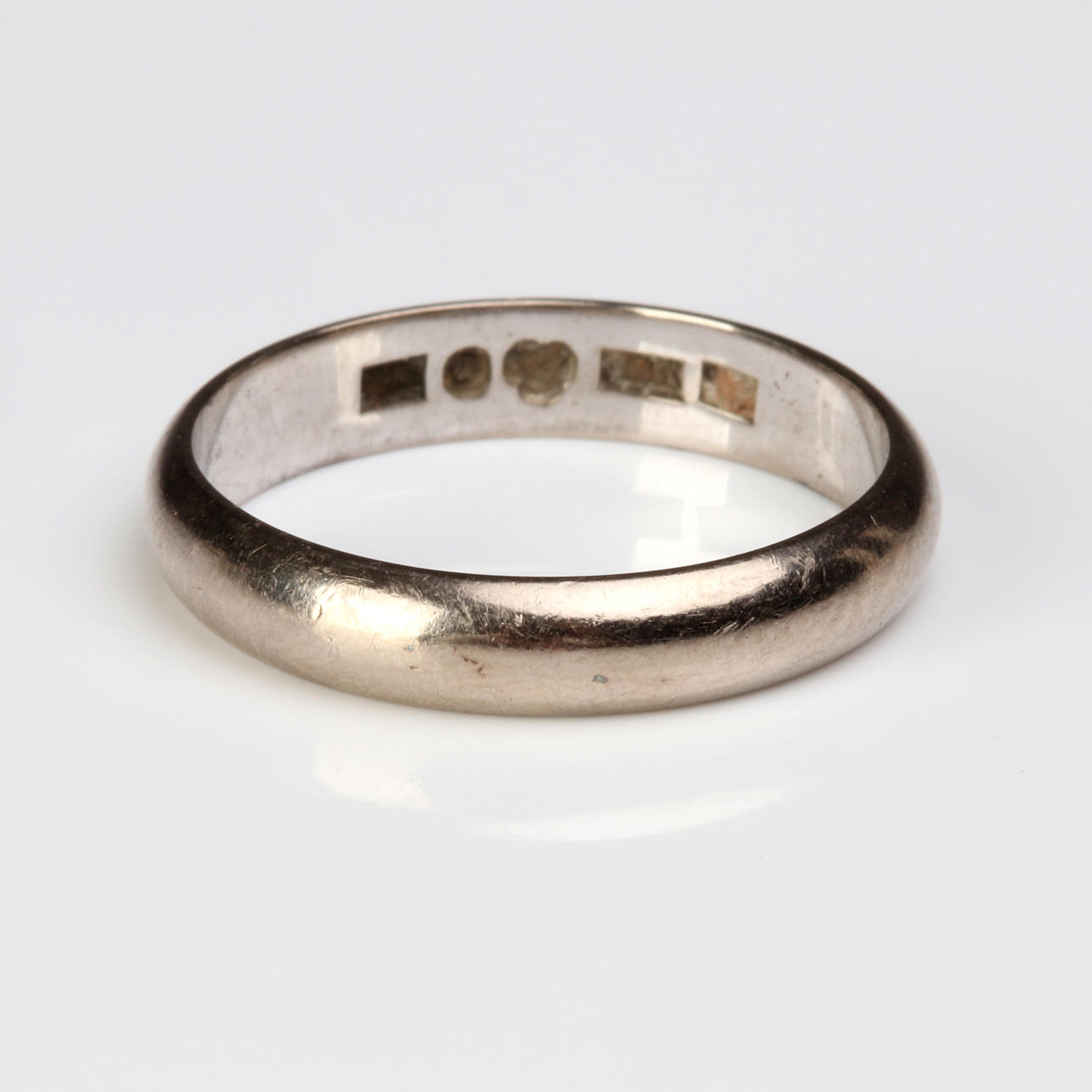 SLÄT GULDRING, 18k vitguld, vikt ca 4,0 gram.