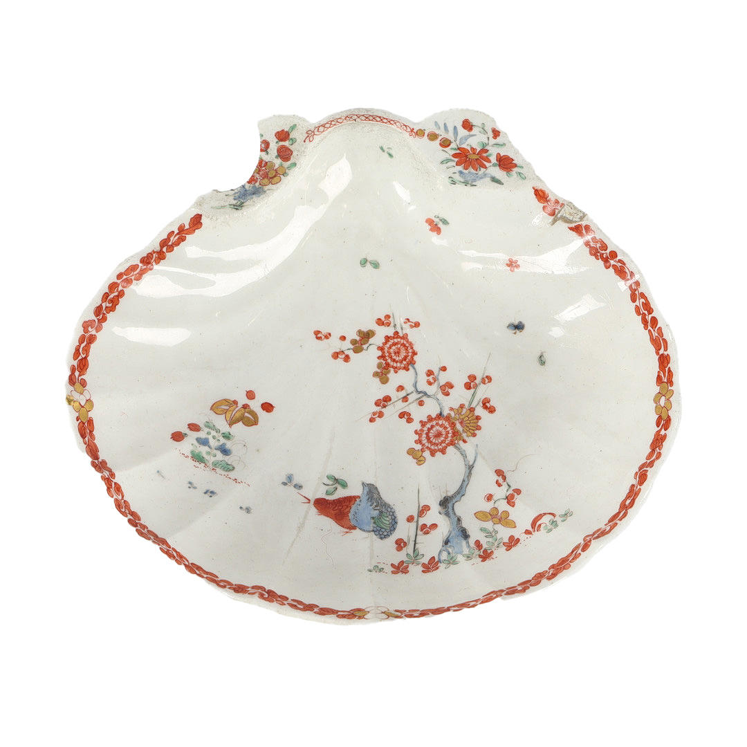 A BOW PORCELAIN SHELL FORM PICKLE DISH.