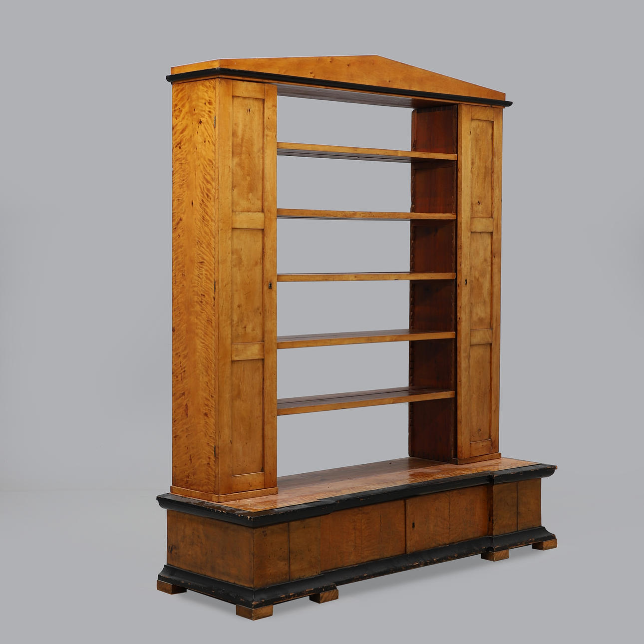 Ein BIEDERMEIER-Bücherregal, erste Hälfte des 19. Jahrhunderts.