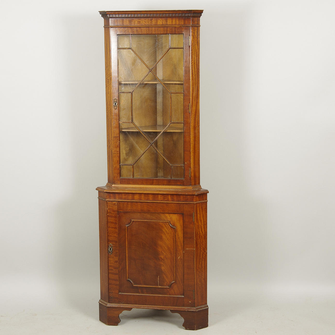 HÖRNSKÅP med vitrinöverdel, mahogny, engelsk stil.