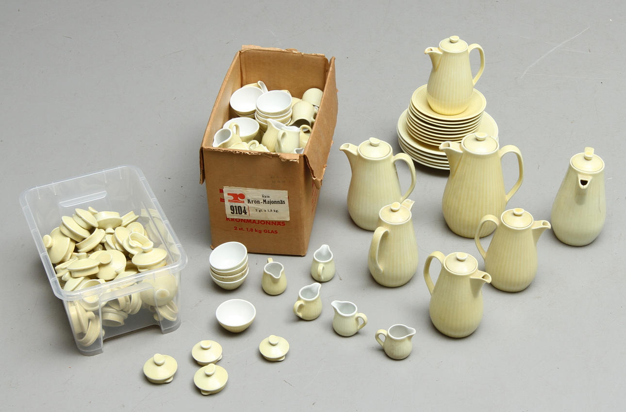 PARTI PORSLIN, mestadels lock och gräddkannor, Rörstrand.