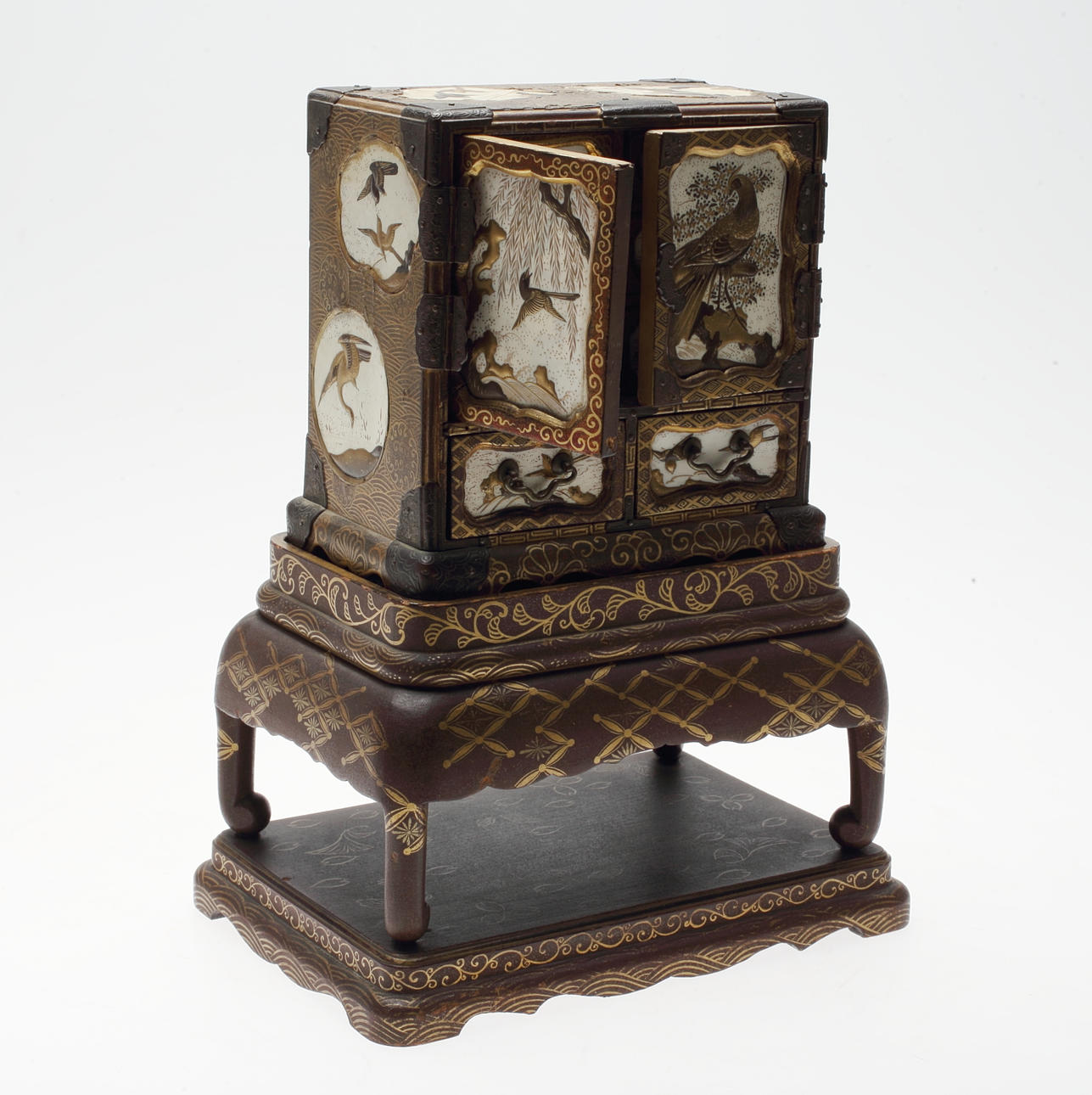 MINIATYRSKÅP, på ställ, förgyllt trä, Kinesisk stil, 18/1900-tal.